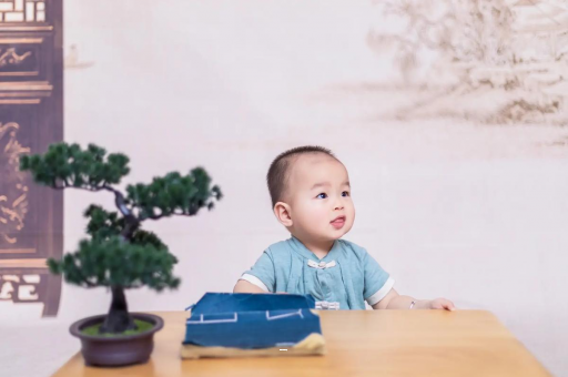 五指山宝宝被跳蚤咬了